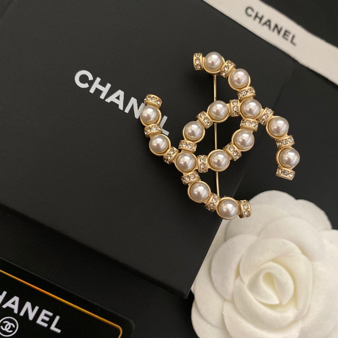 Classic Pearl Fashion Brooch